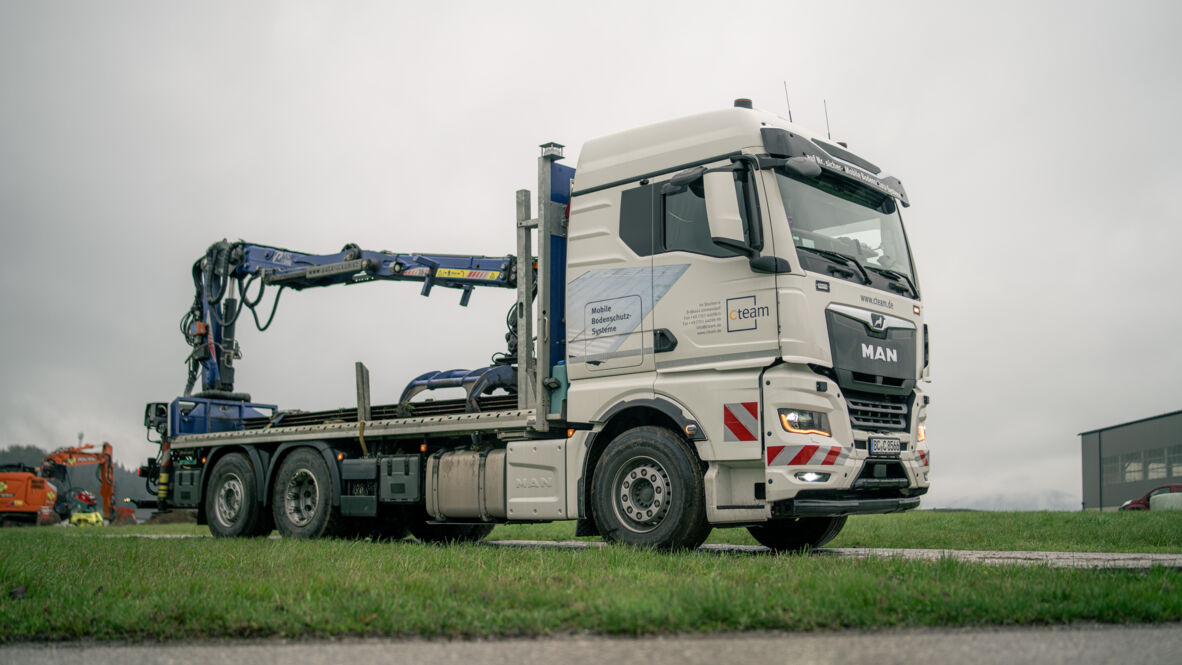 Cteam LKW mit Ladekran, transportiert mobile Bodenschutzsysteme sicher zum Einsatzort.