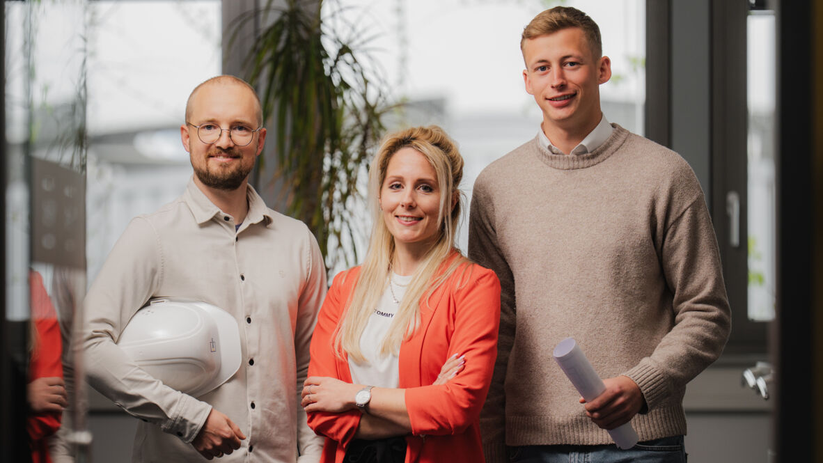 Team von Cteam Consulting und Anlagenbau mit Schutzhelm und Bauplänen.
