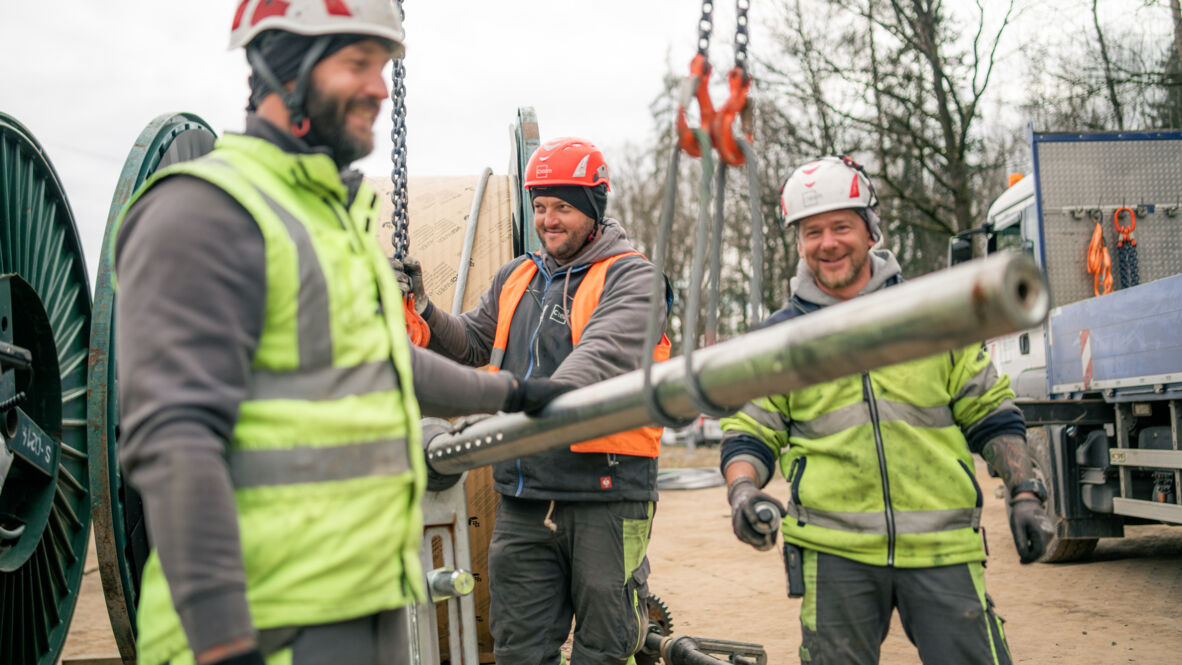 Cteam Montageteam arbeitet engagiert an Kabelverlegung für den Infrastruktur- und Netzausbau.