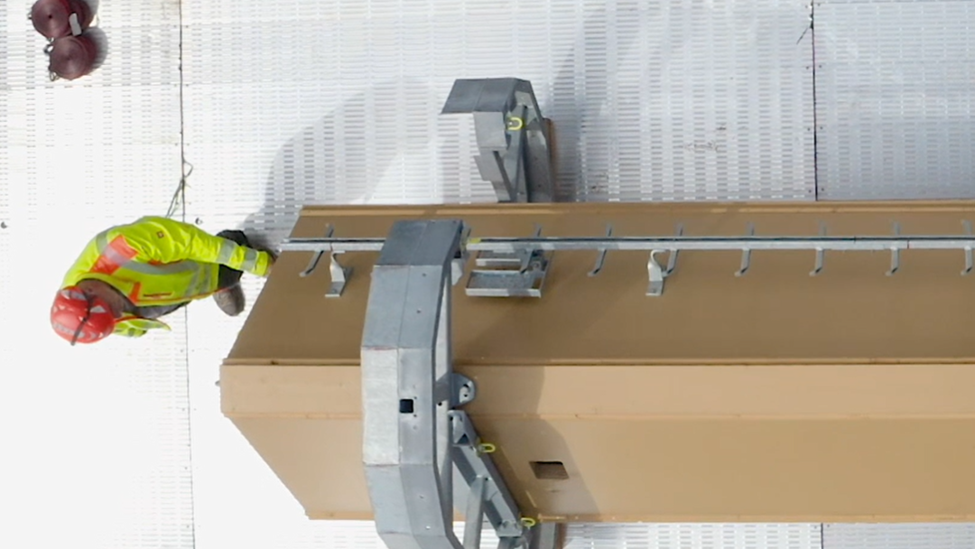 Mitarbeiter von Cteam bei professioneller industrieller Montage auf einer Anlage. Mitarbeiter von Cteam bei professioneller industrieller Montage auf einer Anlage.