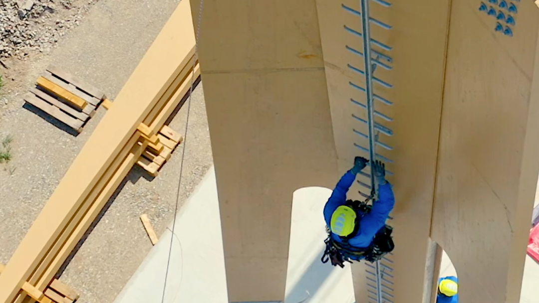 Cteam Mitarbeiter bei sicherem Aufstieg an Anlagenbau-Struktur. Cteam Mitarbeiter bei sicherem Aufstieg an Anlagenbau-Struktur.