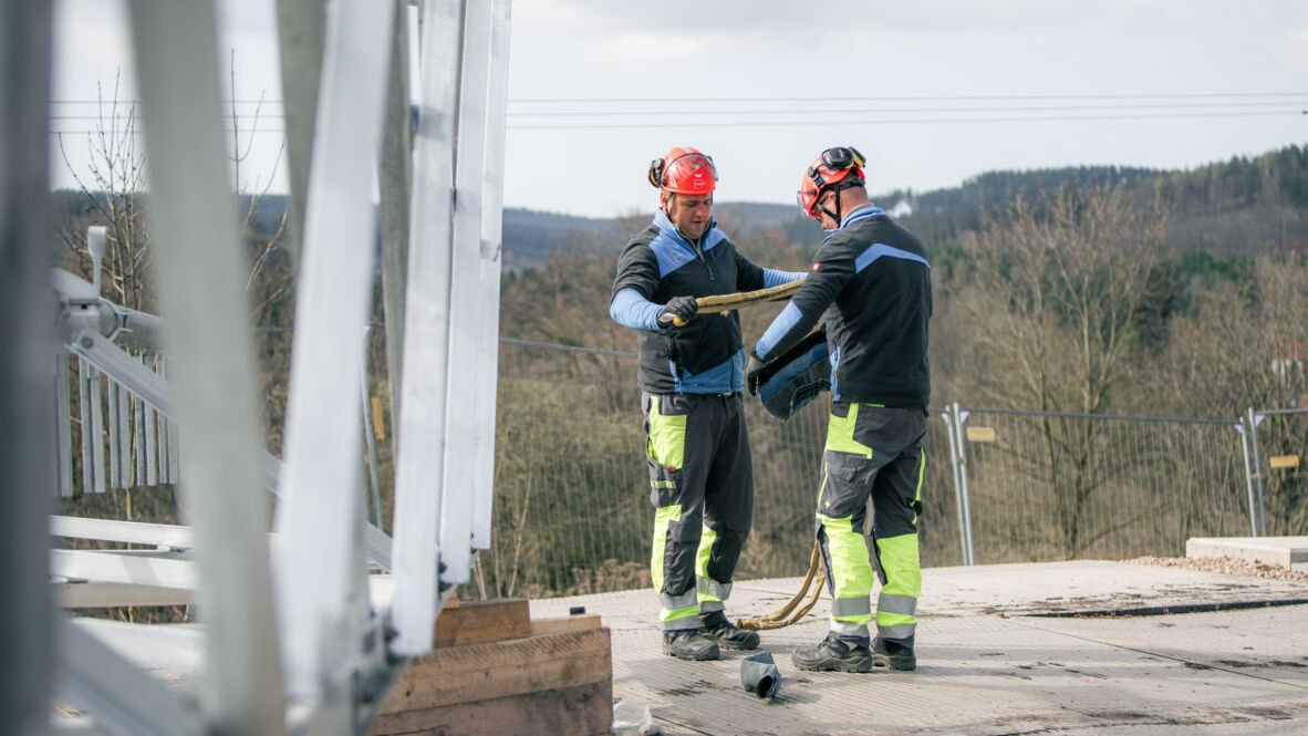Montagearbeiten an einer Cteam Consulting und Anlagenbau Struktur.