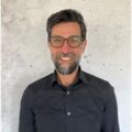 Cteam Mitarbeiter im Bereich Consulting und Anlagenbau lächelt, repräsentiert Fachwissen.