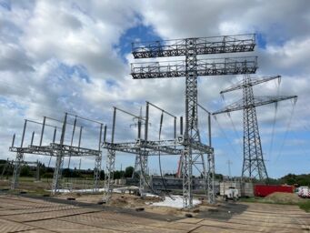 Hochspannungsanlagenbau: Neubau einer Freileitungsanlage mit Gittermasten und Isolatoren durch Cteam.