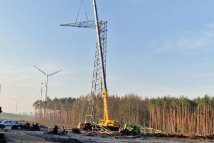 Cteam Experten bauen Freileitungen: Kraneinsatz bei der Montage von Gittermasten in der Nähe eines Windparks.