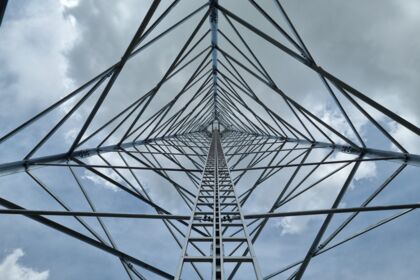 Blick von unten in die robuste Struktur eines Cteam Gittermastes für Telekommunikation oder Strom.