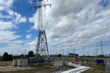 Tērauda konstrukciju montāža pie elektropārvades līnijām. Cteam nodrošina augstas kvalitātes darbus elektroenerģētikas projektos. Tērauda konstrukciju montāža pie elektropārvades līnijām. Cteam nodrošina augstas kvalitātes darbus elektroenerģētikas projektos.
