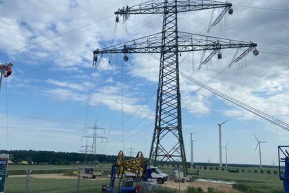 Cteam Freileitungsbau: Montagearbeiten an Hochspannungsmasten für den Netzausbau mit Windenergie.