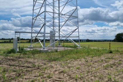 Basis einer Cteam-Telekommunikationsanlage mit Fundamenten für Stahlgittermast im ländlichen Raum. Basis einer Cteam-Telekommunikationsanlage mit Fundamenten für Stahlgittermast im ländlichen Raum.