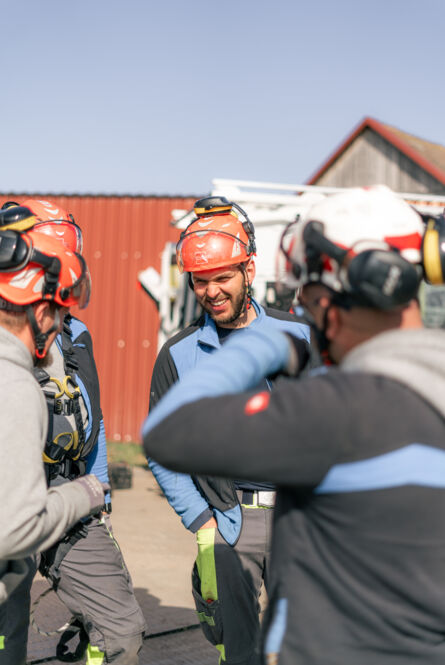 Cteam Team in Schutzausrüstung bespricht den sicheren Einsatz bei Infrastrukturprojekten.