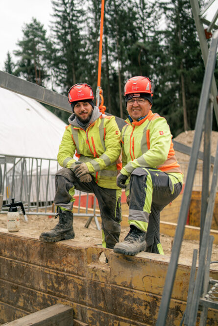 Zwei Cteam Arbeiter auf einer Baustelle, bereit für Anlagenbau oder Infrastrukturprojekte.