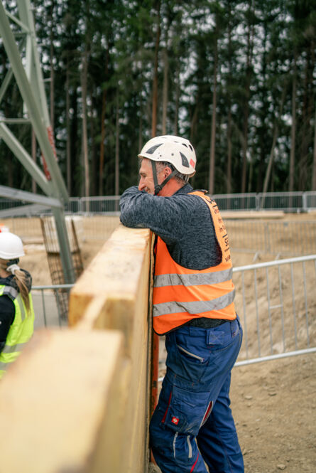 Sicherheit auf der Baustelle: Cteam Mitarbeiter mit Helm und Weste bei der Arbeit.