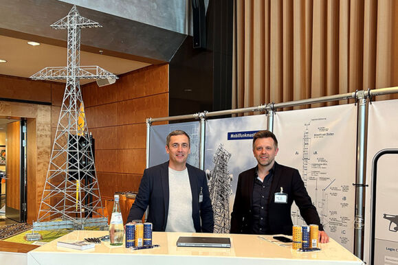 Cteam Mitarbeiter präsentieren ihre Lösungen für Mobilfunkmasten und Telekommunikationsinfrastruktur auf einer Messe. Cteam Mitarbeiter präsentieren ihre Lösungen für Mobilfunkmasten und Telekommunikationsinfrastruktur auf einer Messe.