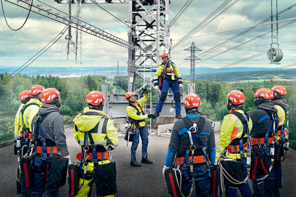 Cteam-Experten sicher im Einsatz an Hochspannungsfreileitungen. Montage und Wartung der Energieinfrastruktur. Cteam-Experten sicher im Einsatz an Hochspannungsfreileitungen. Montage und Wartung der Energieinfrastruktur.