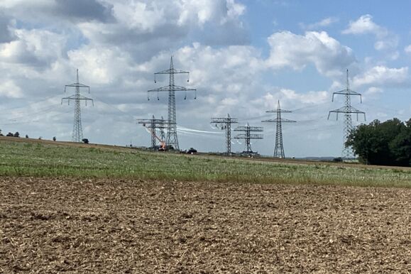 Cteam wykonuje prace przy liniach energetycznych wysokiego napięcia, wymiana przewodów.