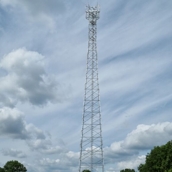 Stahlgittermast für Mobilfunk- und Funknetze, errichtet durch Cteam Anlagenbau.