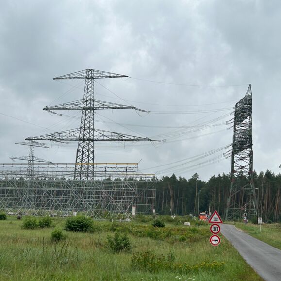 Cteam nodrošina augstsprieguma elektrotīklu būvniecību un uzturēšanu, kā redzams uz šī attēla ar augstsprieguma mastiem. Cteam nodrošina augstsprieguma elektrotīklu būvniecību un uzturēšanu, kā redzams uz šī attēla ar augstsprieguma mastiem.