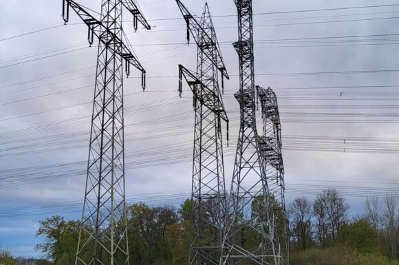 Hochspannungsmasten und Freileitungen als Teil der Energieinfrastruktur, spezialisiert von Cteam. Hochspannungsmasten und Freileitungen als Teil der Energieinfrastruktur, spezialisiert von Cteam.