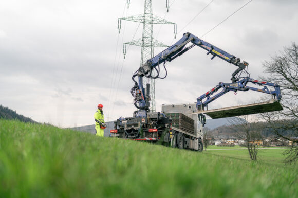 Cteam Baustelle: Kran und Arbeiter bei Montagearbeiten an Energieinfrastruktur. Cteam Baustelle: Kran und Arbeiter bei Montagearbeiten an Energieinfrastruktur.
