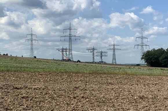 Cteam im Freileitungsbau: Errichtung und Instandhaltung von Hochspannungsleitungen.