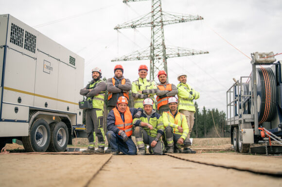 Cteam: Starkes Team von Fachleuten vor einem Strommast. Ihr Partner für Energieinfrastruktur. Cteam: Starkes Team von Fachleuten vor einem Strommast. Ihr Partner für Energieinfrastruktur.