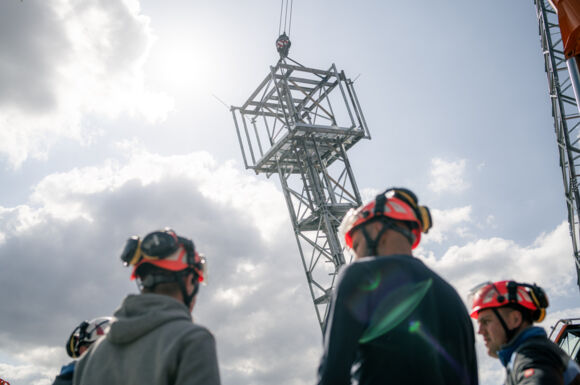 Cteam Experten bei der Montage von Stahlmastsegmenten für Infrastrukturprojekte. Cteam Experten bei der Montage von Stahlmastsegmenten für Infrastrukturprojekte.