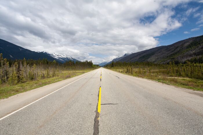 Perspektive auf eine Straße in Berglandschaft – Cteam plant und baut Infrastrukturprojekte. Perspektive auf eine Straße in Berglandschaft – Cteam plant und baut Infrastrukturprojekte.